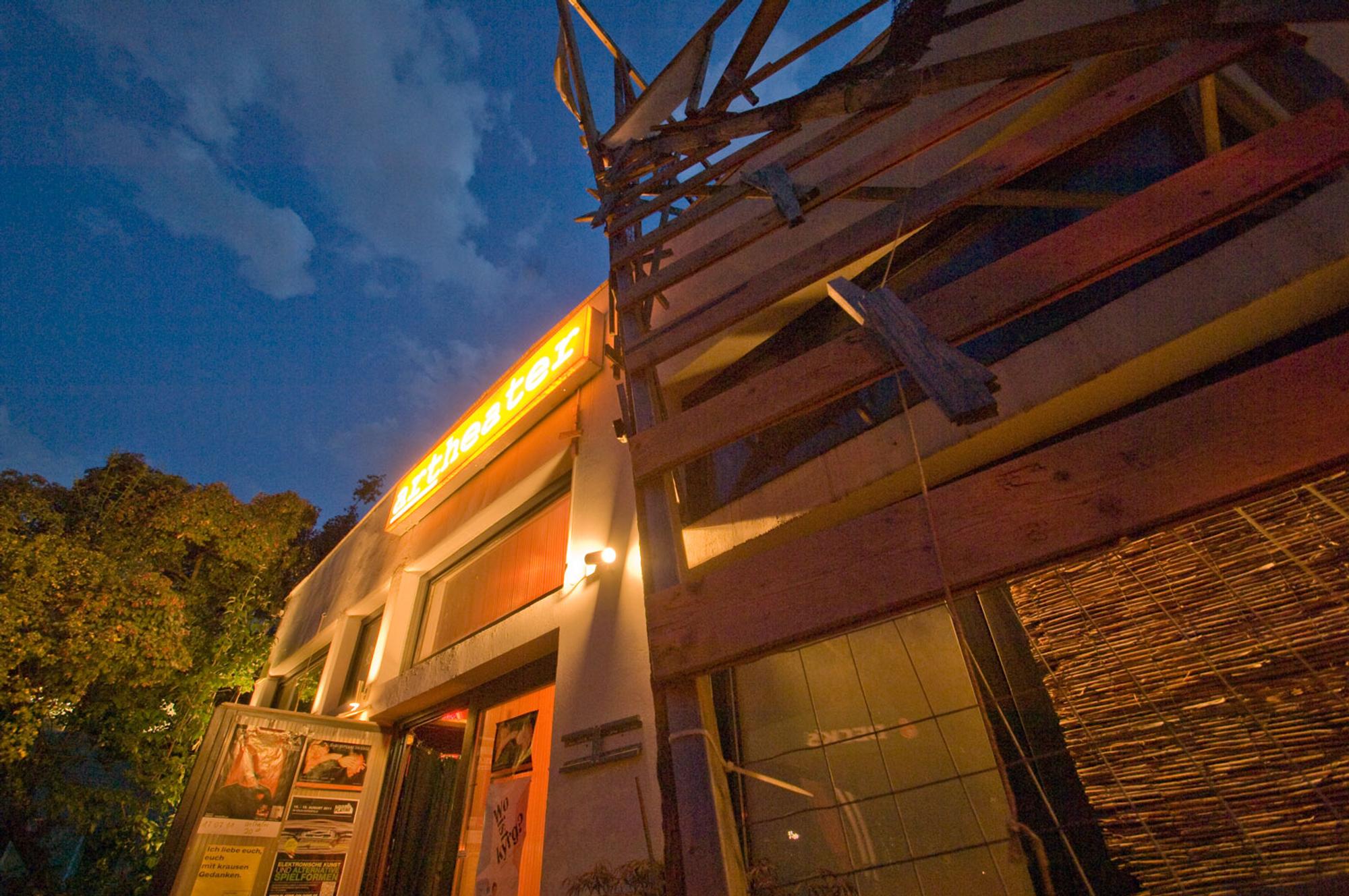 artheater_draussen