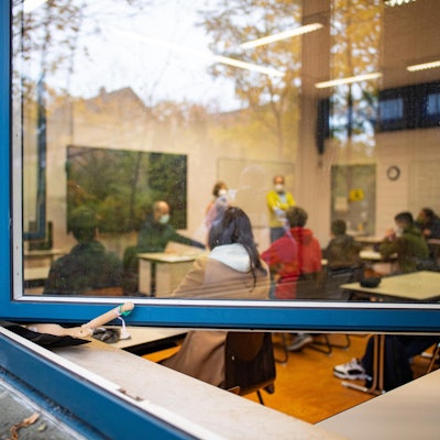 Schule mit offenem Fenster