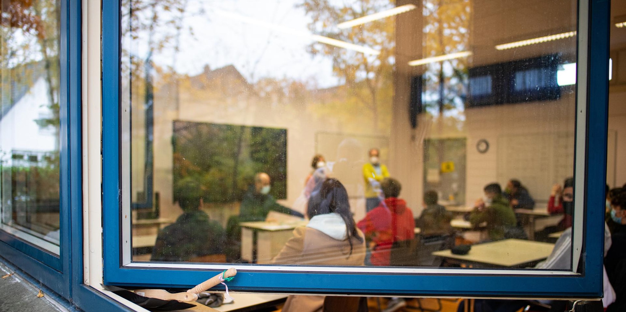 Schule mit offenem Fenster