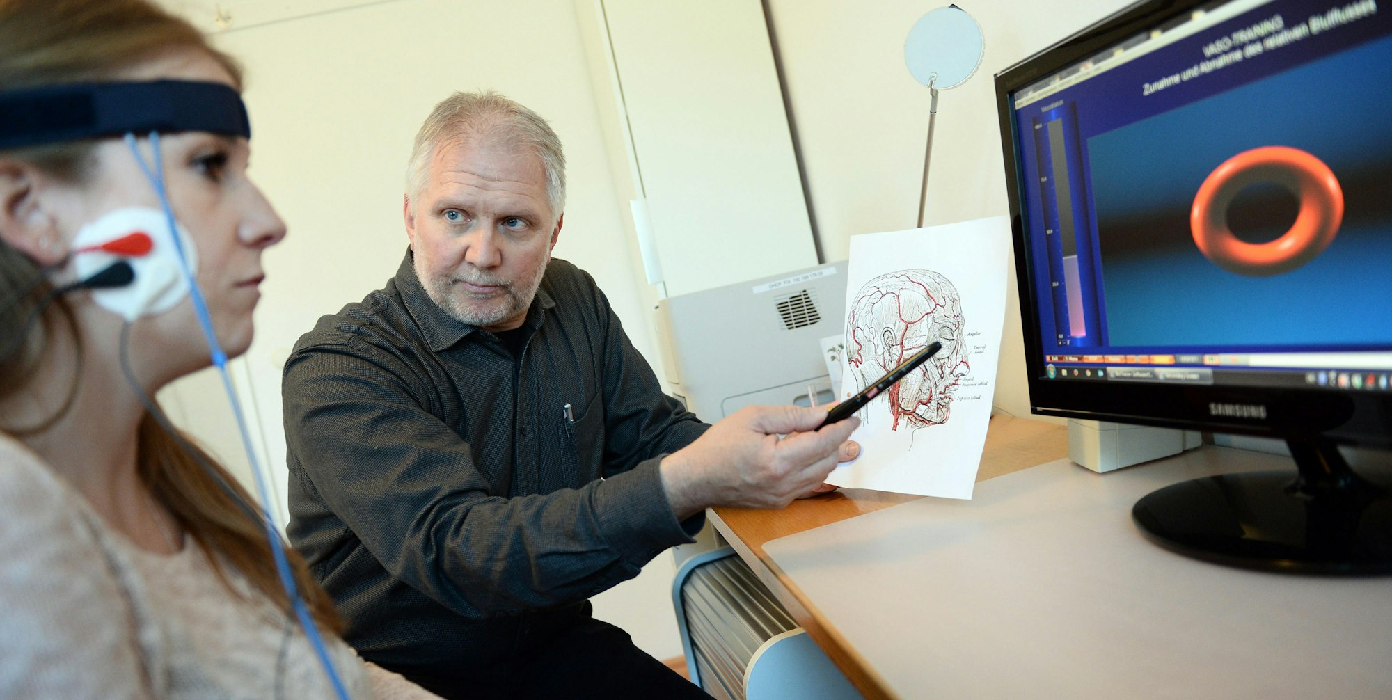 Biofeedback_Niepod mit Patientin_Symbol