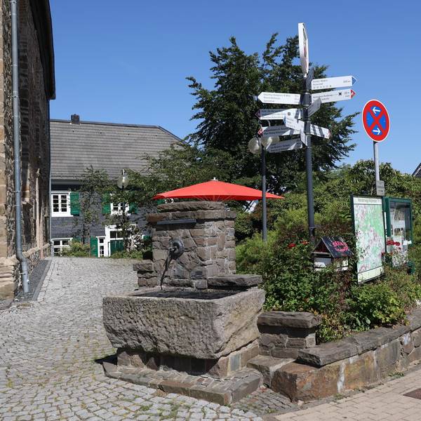Brunnen und Schilder
