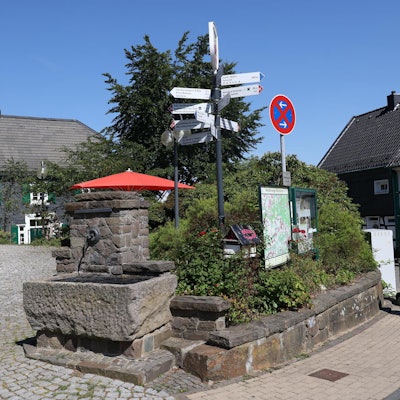 Brunnen und Schilder
