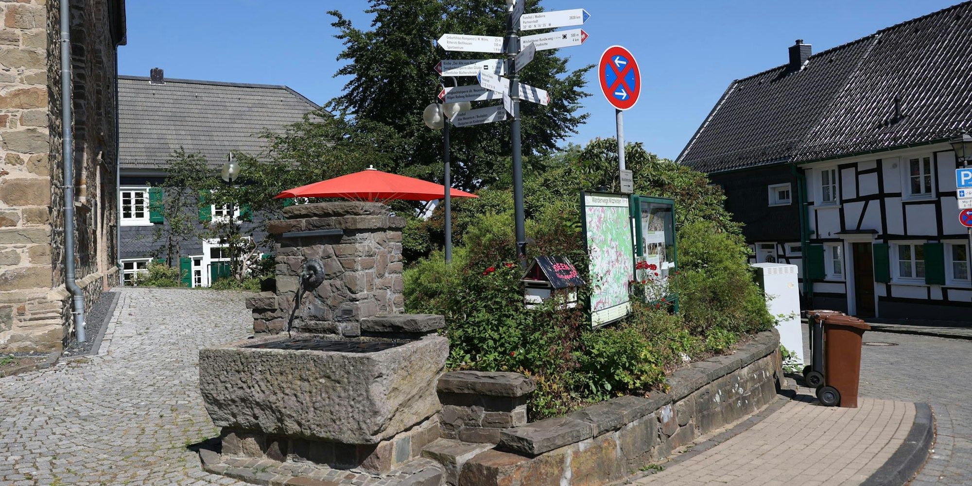 Brunnen und Schilder