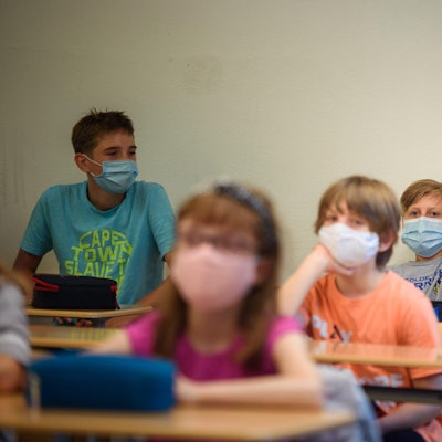 Schulunterricht mit Maske Symbolbild