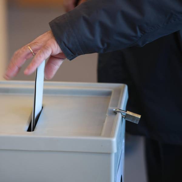 Stimmzettel Wahlurne