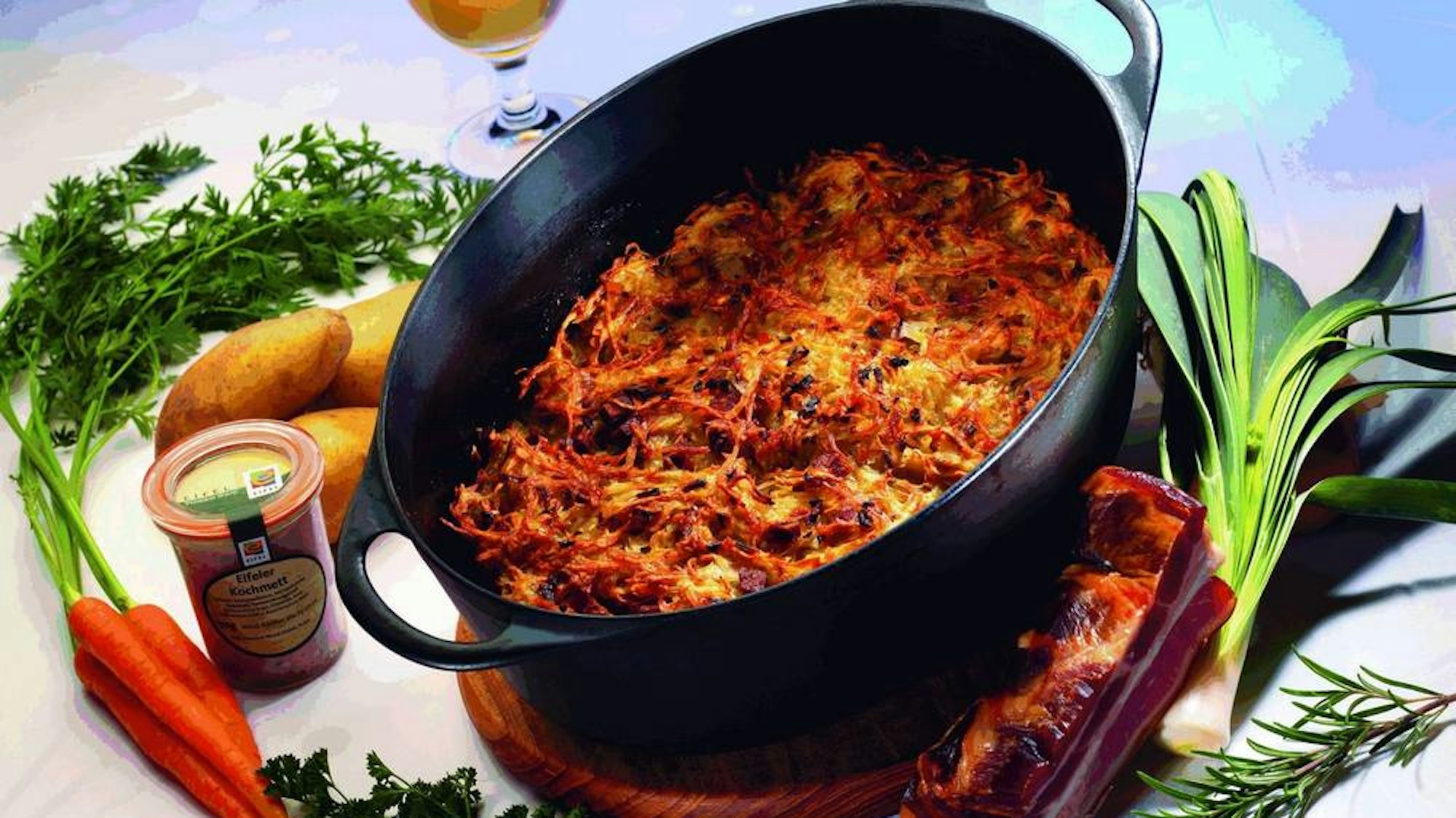 Eifeler Döppekuchen wird traditionell in einer gusseisernen Pfanne oder Topf gebraten.