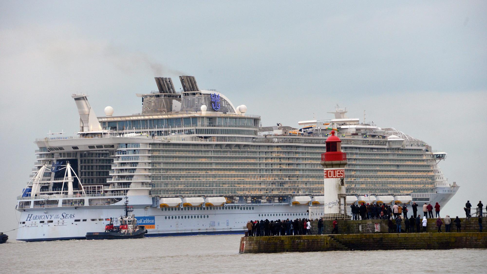„Harmony of the Seas“ an einem Hafen.