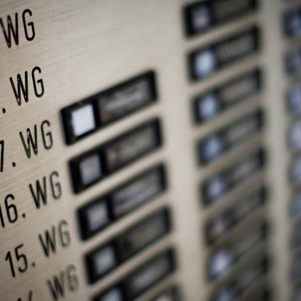 Durchnummerierte Klingelschilder an einem Hochhaus