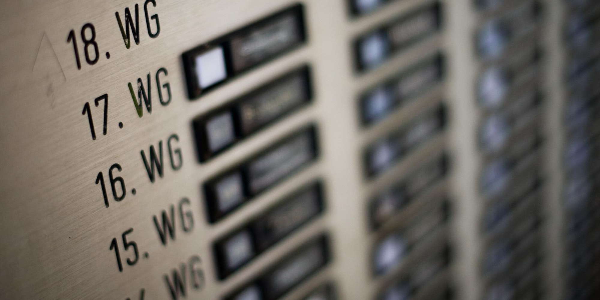 Durchnummerierte Klingelschilder an einem Hochhaus