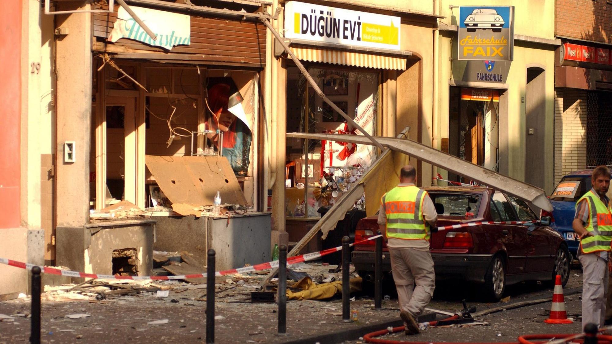 Zerstörte Schaufenster nach dem Bombenanschlag in der Keupstraße in Köln-Mülheim