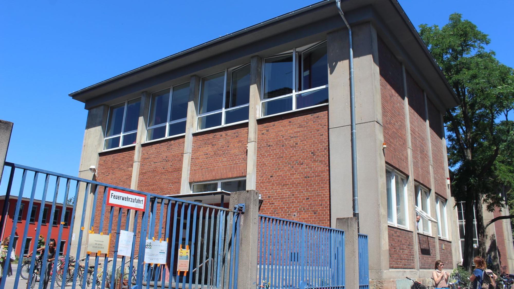 Der Eingang zur Schule
