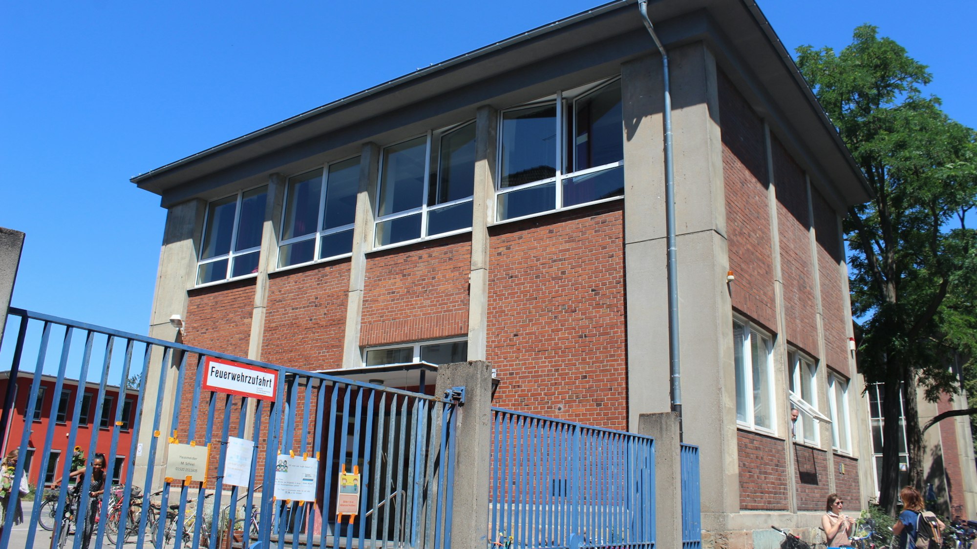 Der Eingang zur Schule