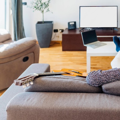 Sofa Füße hochlegen Symbolbild IMAGO 260922