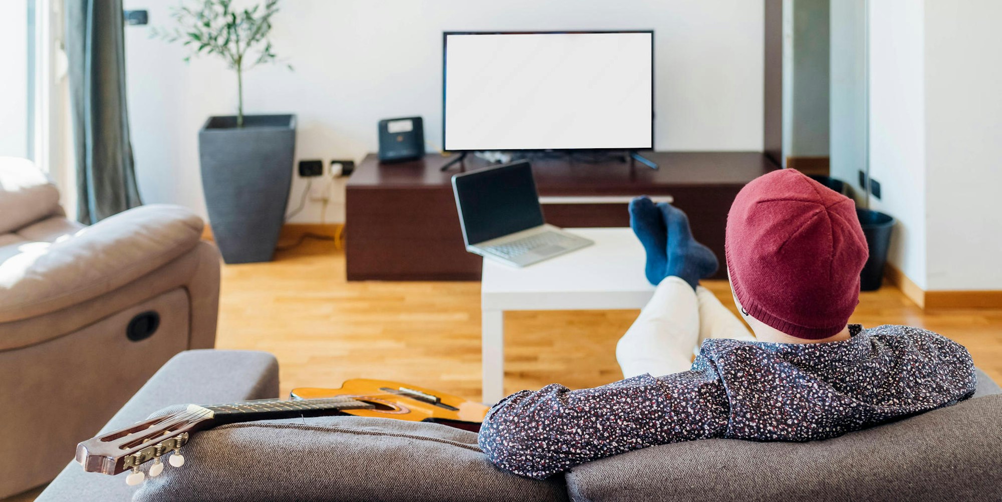 Sofa Füße hochlegen Symbolbild IMAGO 260922