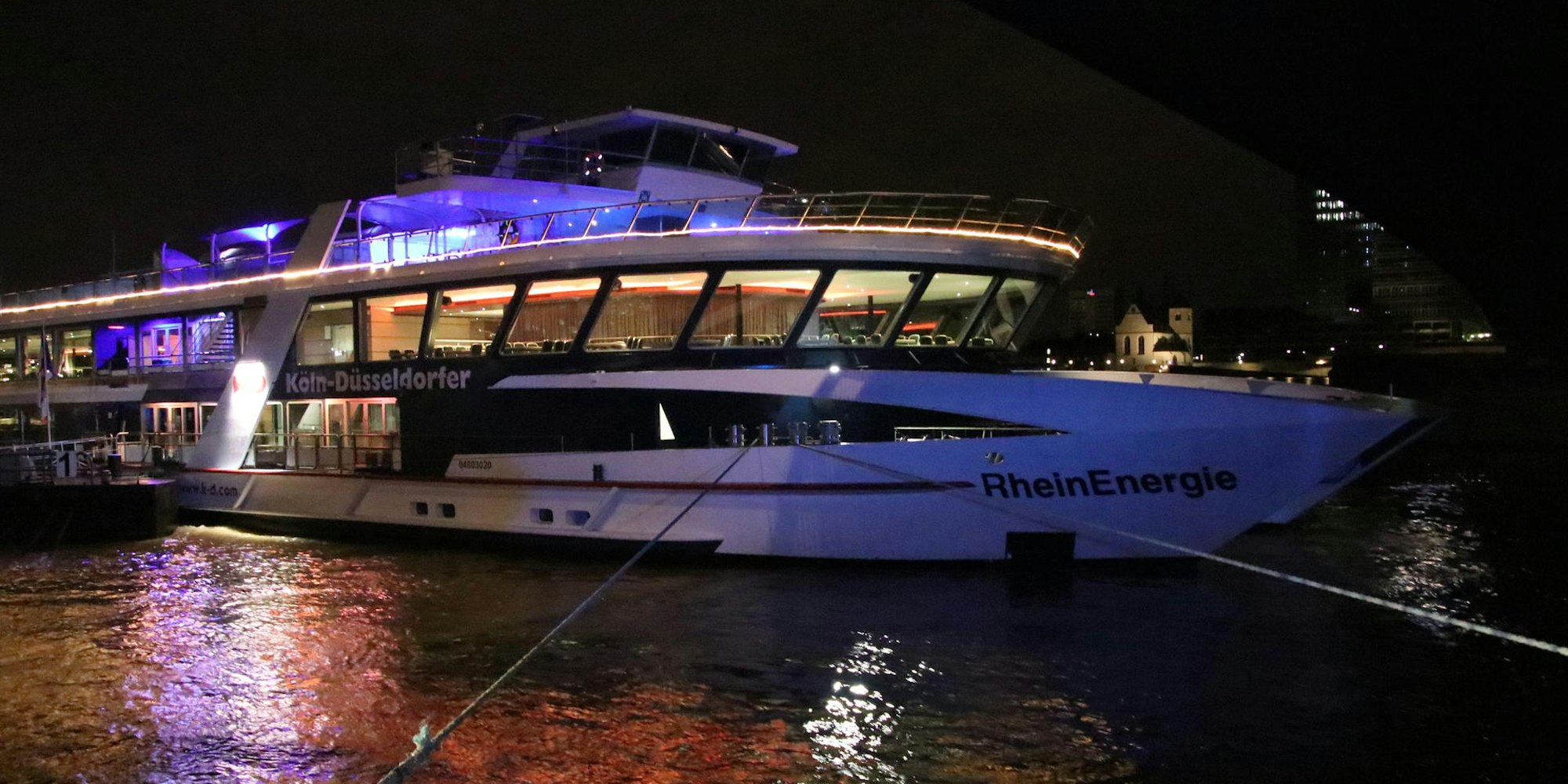 Frau im Rhein Jasmin Günther