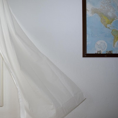 Jemand lüftet im Schlafzimmer