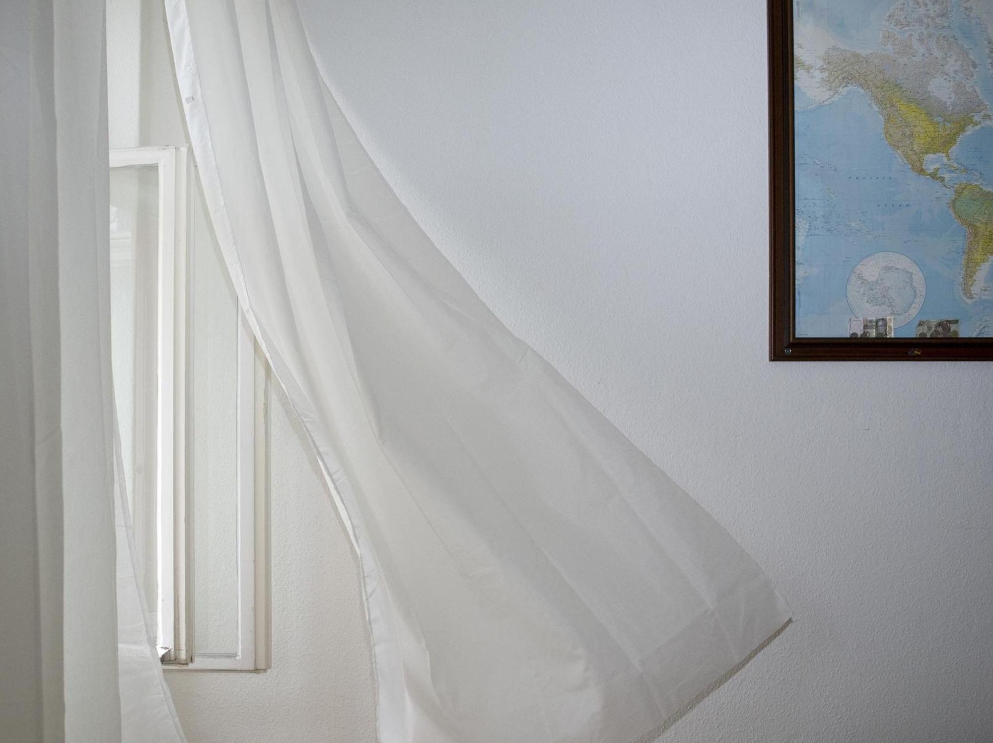 Jemand lüftet im Schlafzimmer
