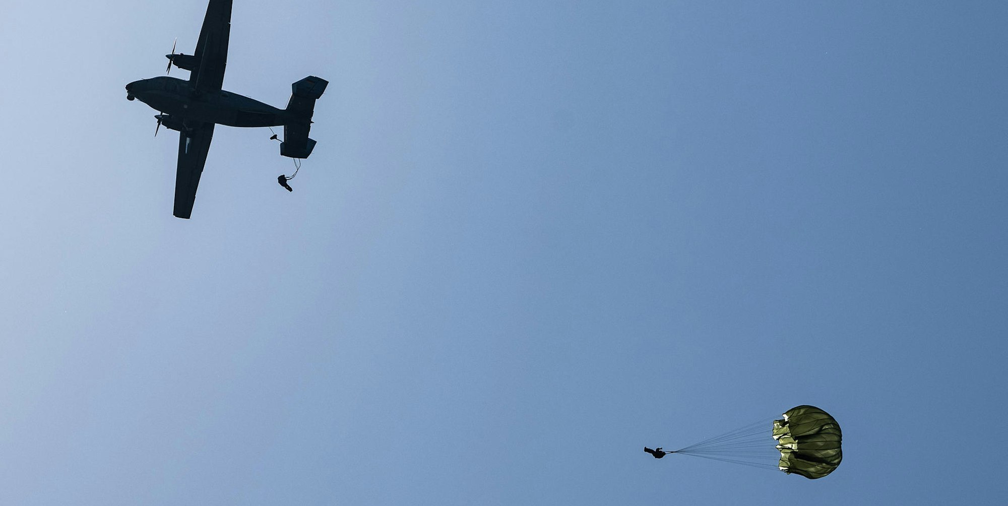 Fallschirm dpa 241022