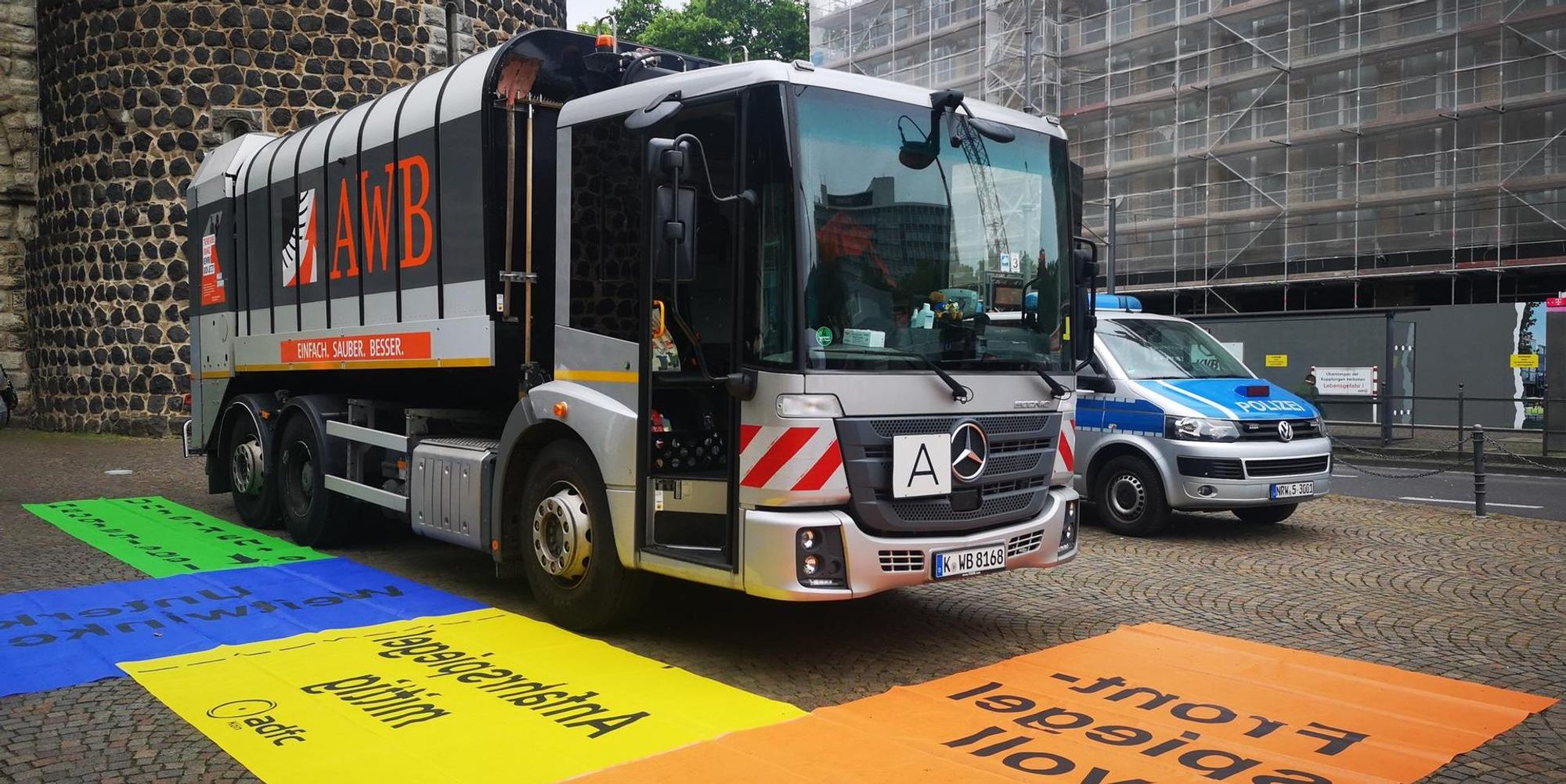 AWB Müllwagen ADFC Aktion Polizei