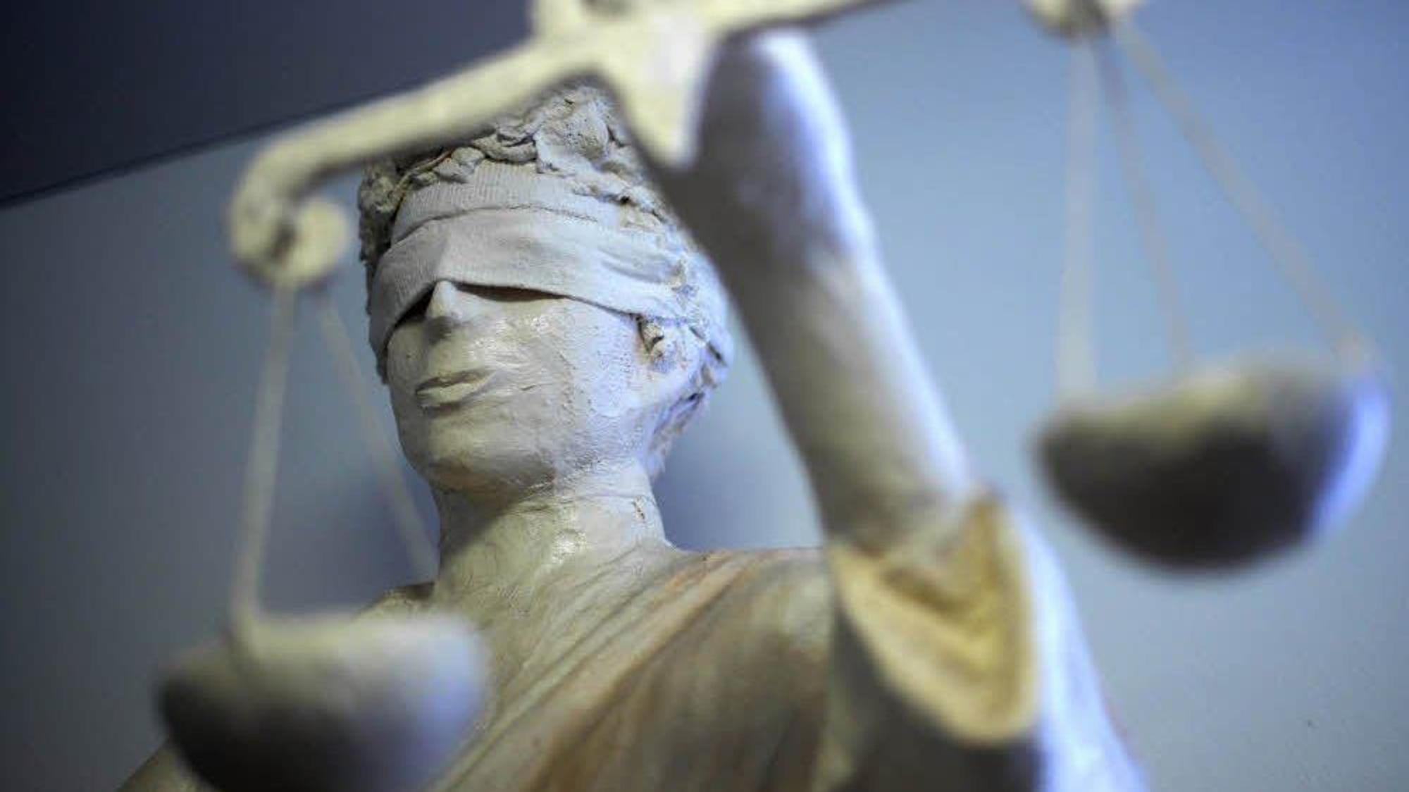 Eine Justizia mit verbundenen Augen.