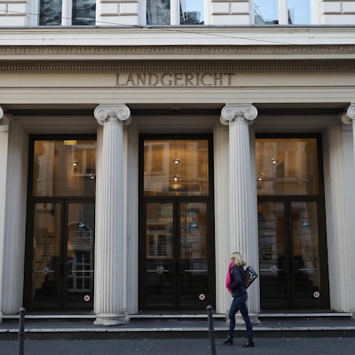 Der Eingang des Bonner Landgerichts mit seinen Säulen.