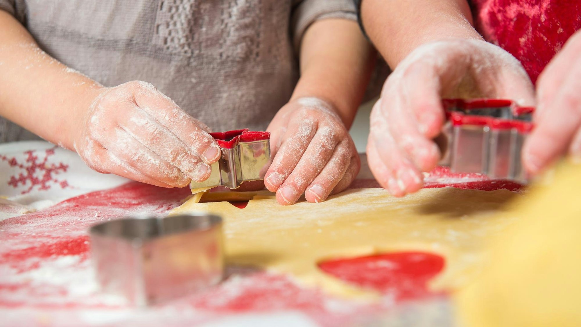 Menschen beim Plätzchen-Ausstechen (Symbolbild).