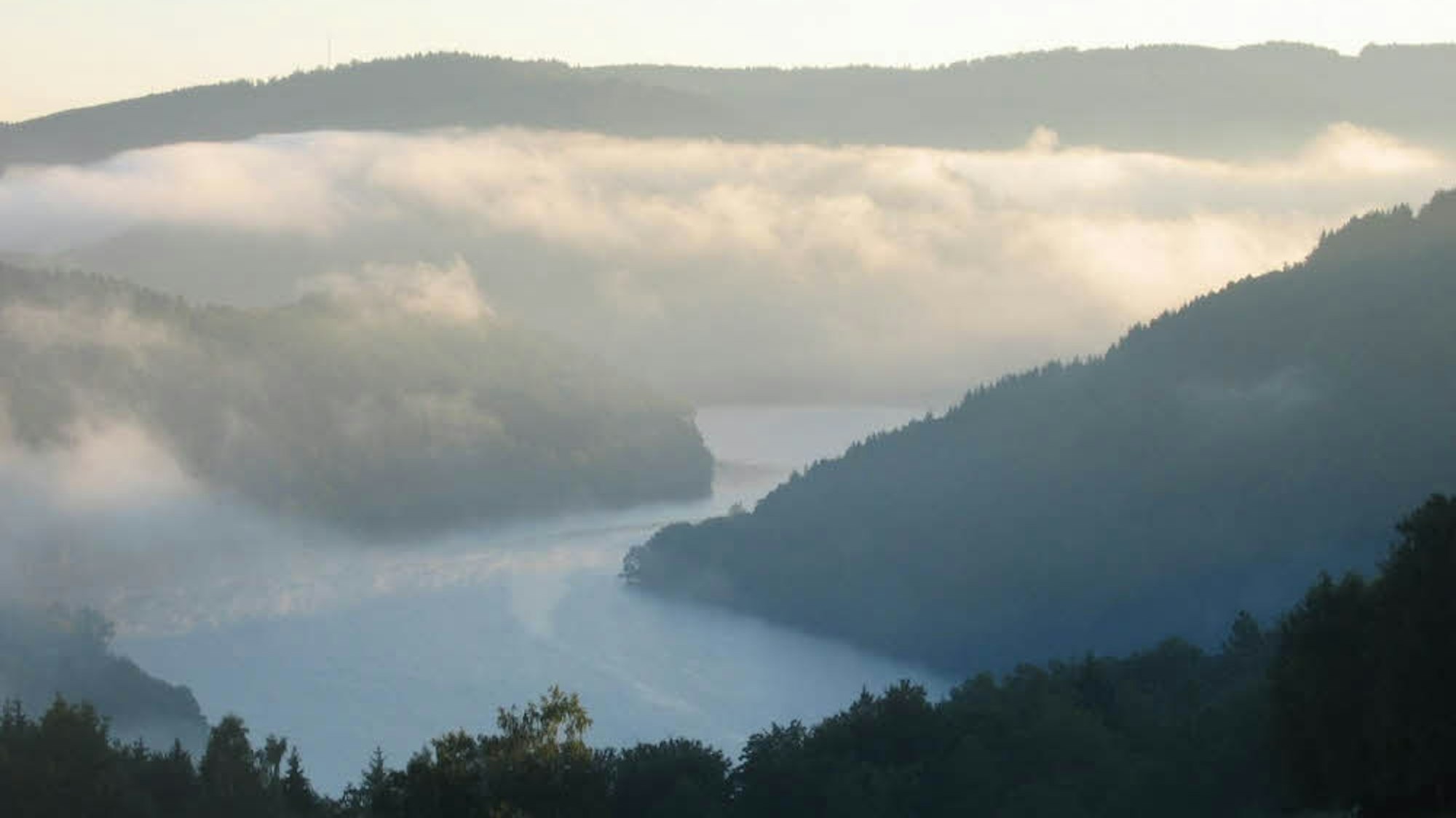 Abwechslungsreich mit tollen Aussichten, wie hier am Rursee.