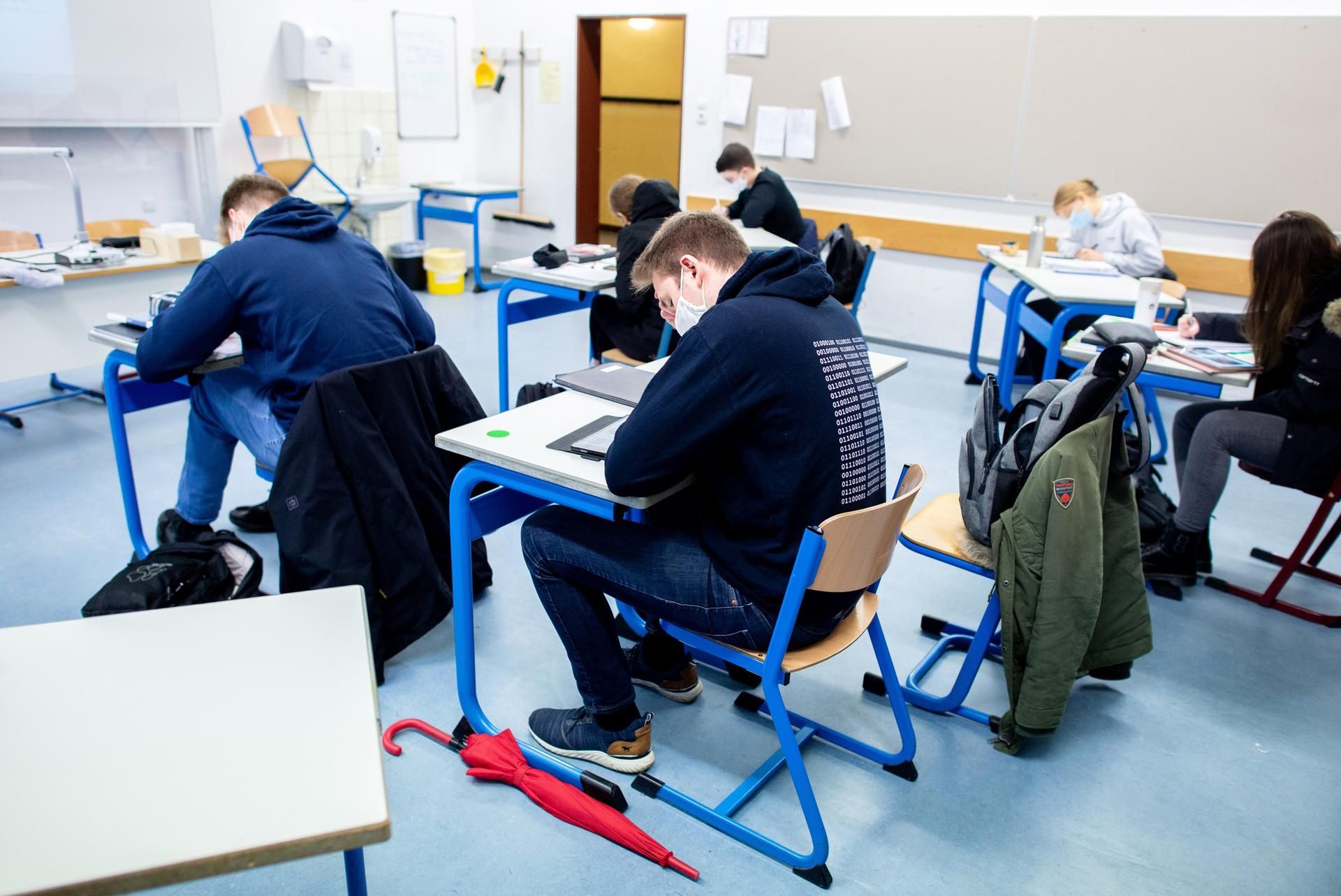 Schüler Klassenraum 110221