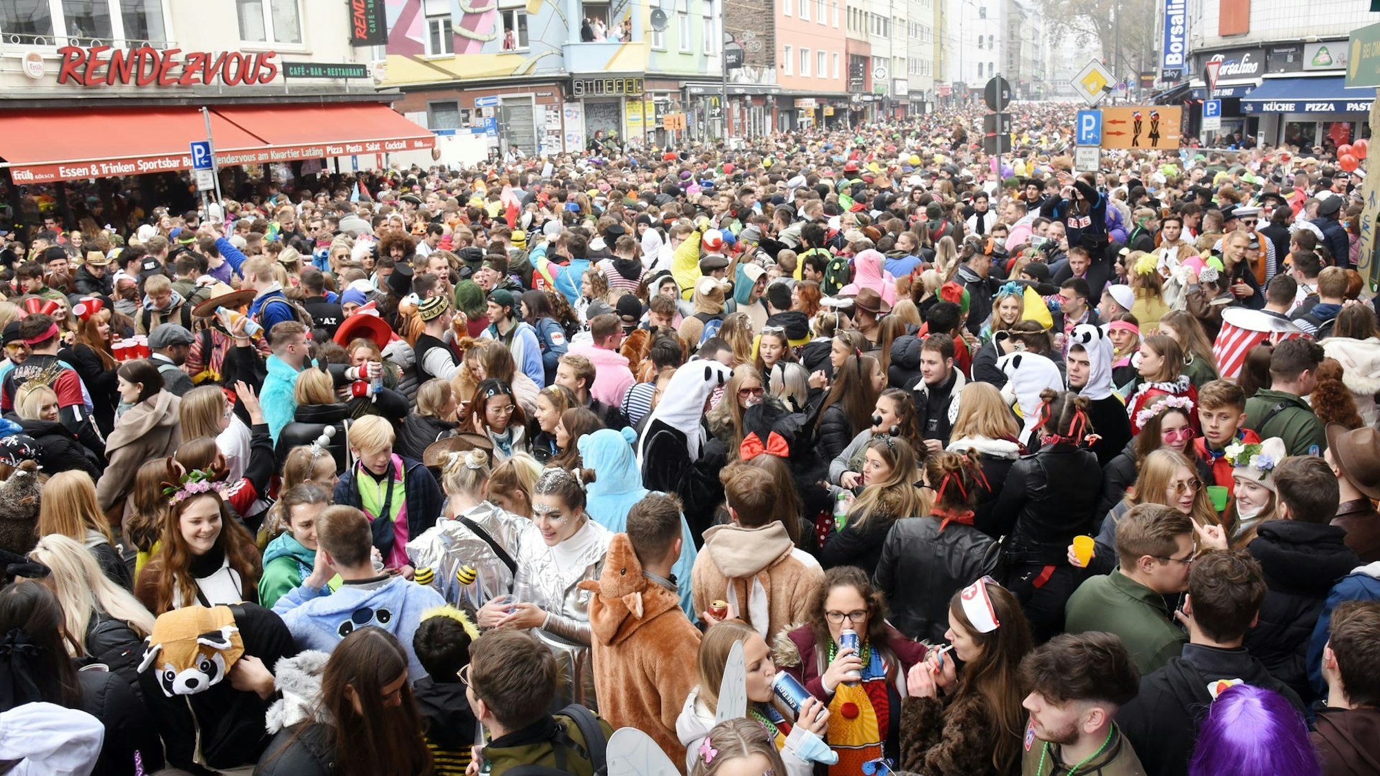 Junge Menschen feiern dicht gedrängt Karneval auf der Zülpicher Straße.