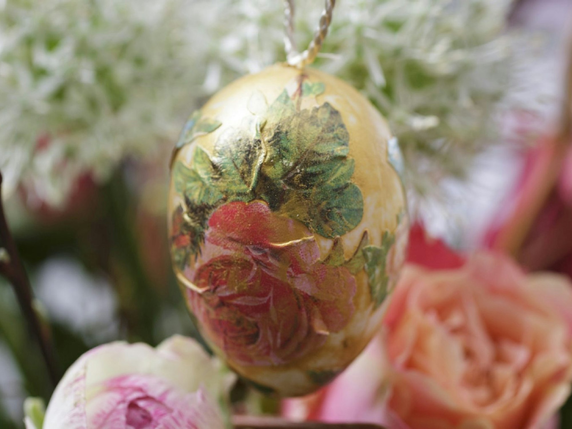 Mit alten Glanzbildern beklebt, bekommt das Ei einen nostalgischen Look.