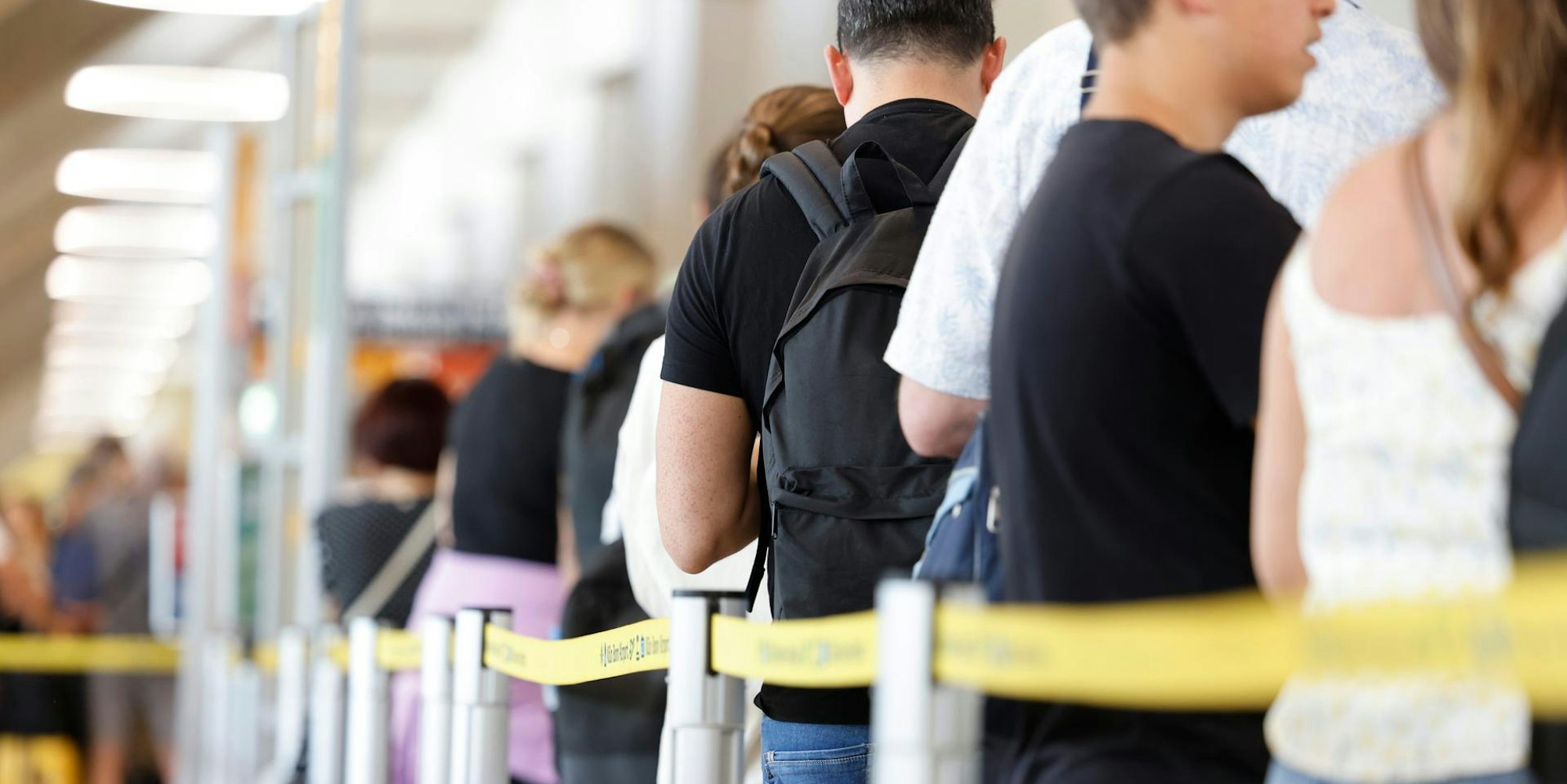 Flughafen Köln Schlange Band