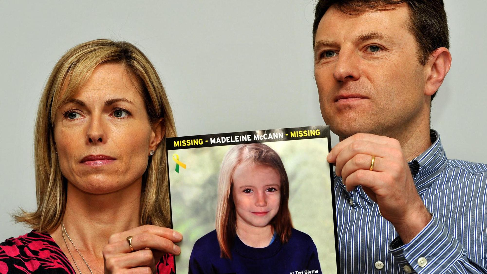 Kate und Gerry McCann zeigen 2012 bei einem Suchaufruf ein Bild, auf dem Maddie digital gealtert wurde.
