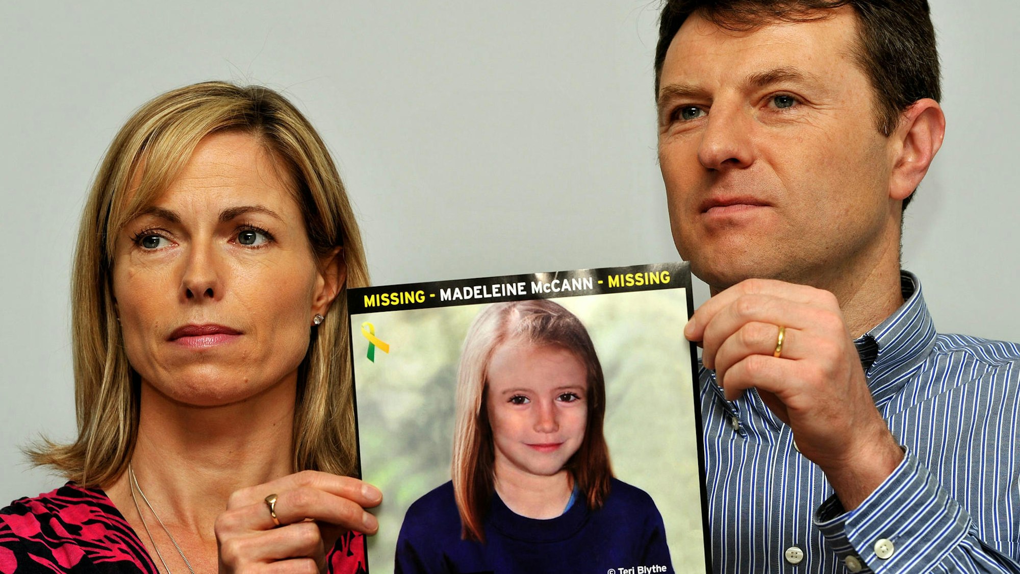 Kate und Gerry McCann zeigen 2012 bei einem Suchaufruf ein Bild, auf dem Maddie digital gealtert wurde.