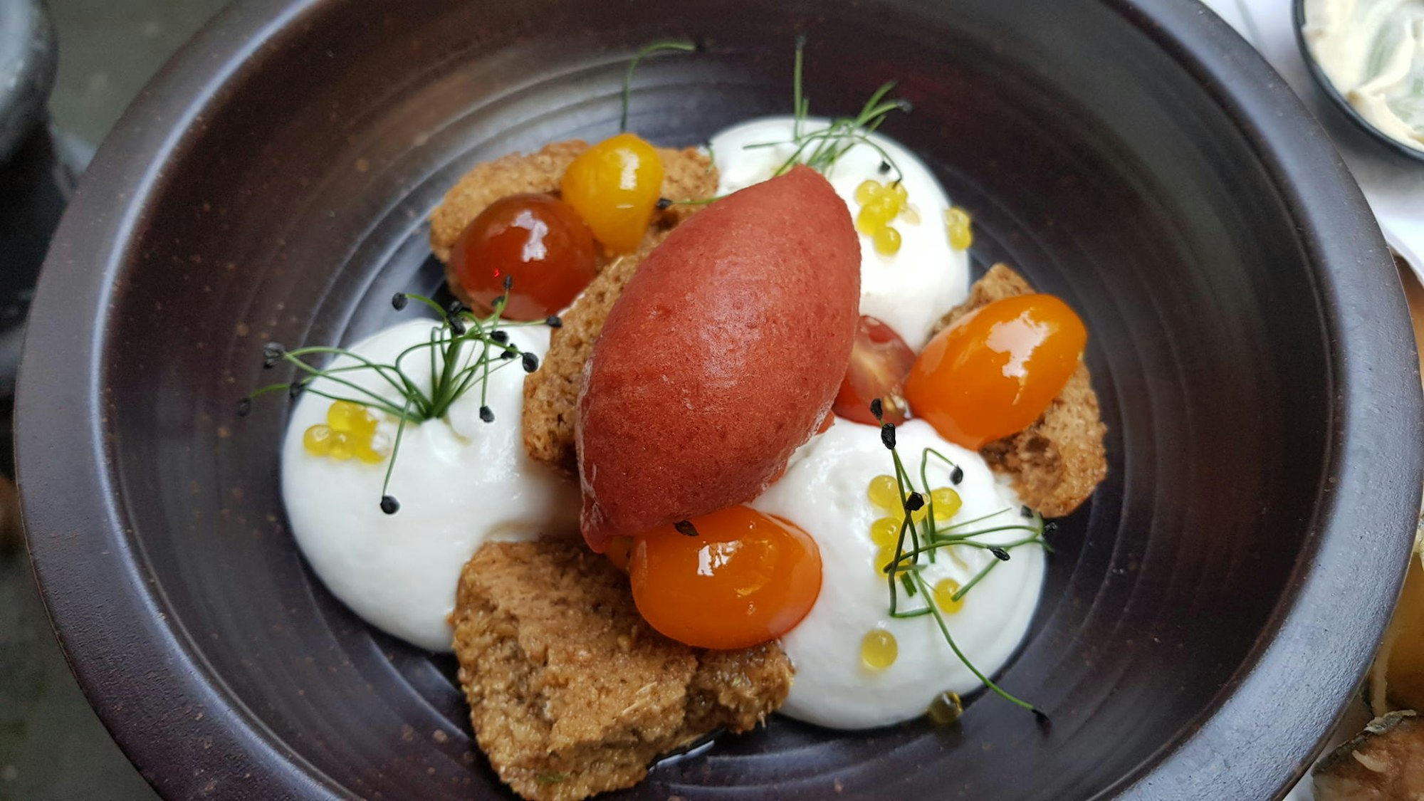 Ein kleiner Teller mit Essen in der Ouzeria in Köln.