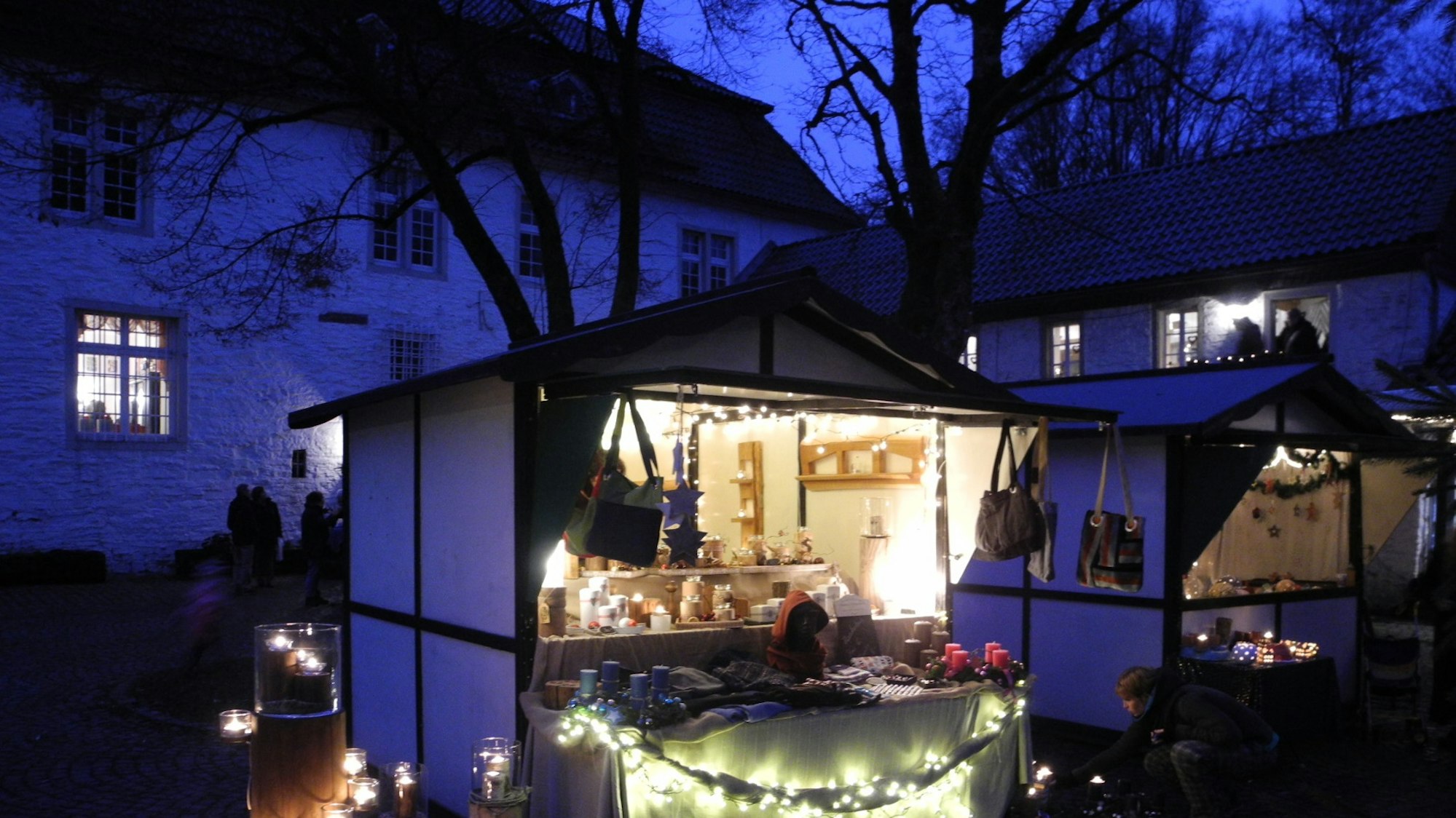 Lichter an einem Weihnachtsmarktstand in Denklingen.