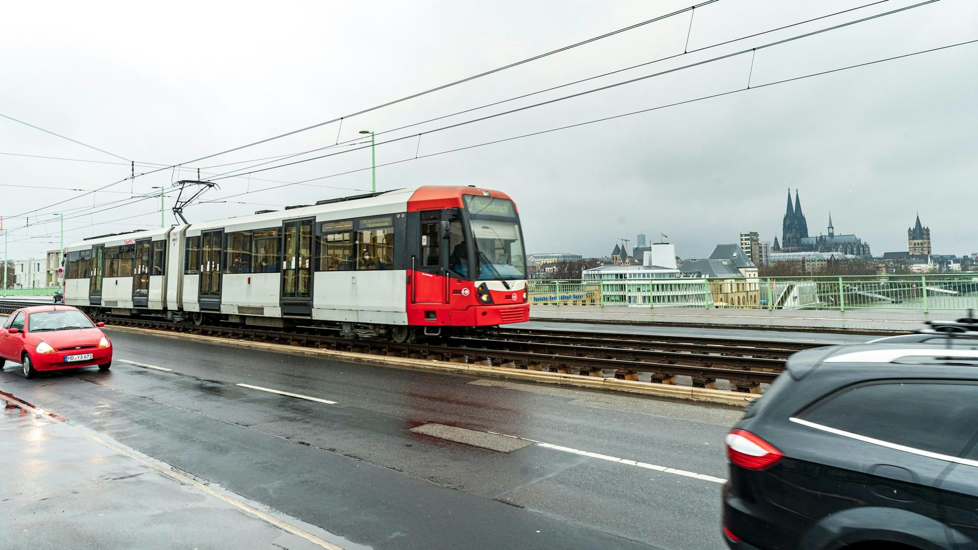 Eine KVB-Bahn fährt über den Rhein.