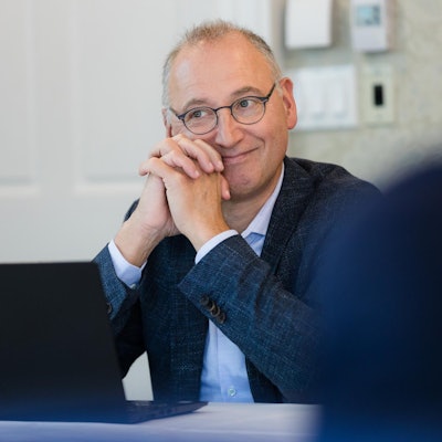 LEV-Baumann lächelnd