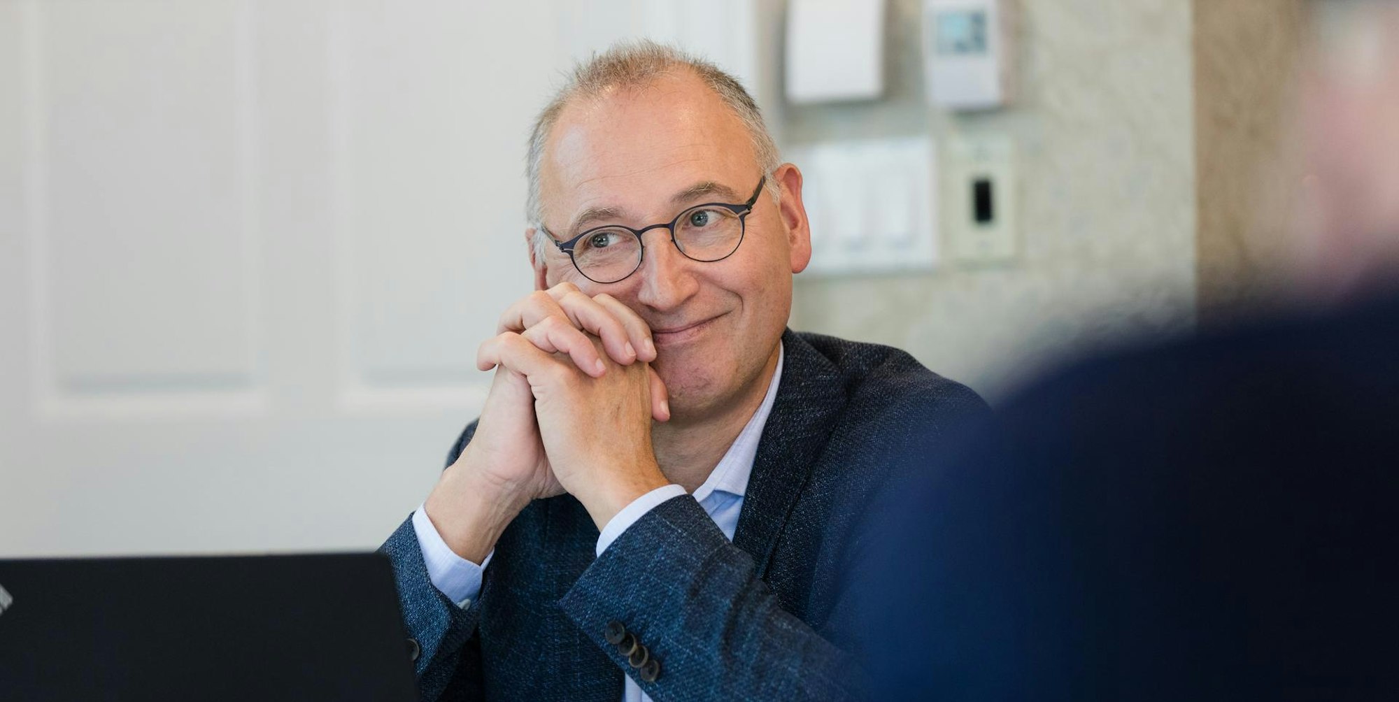 LEV-Baumann lächelnd