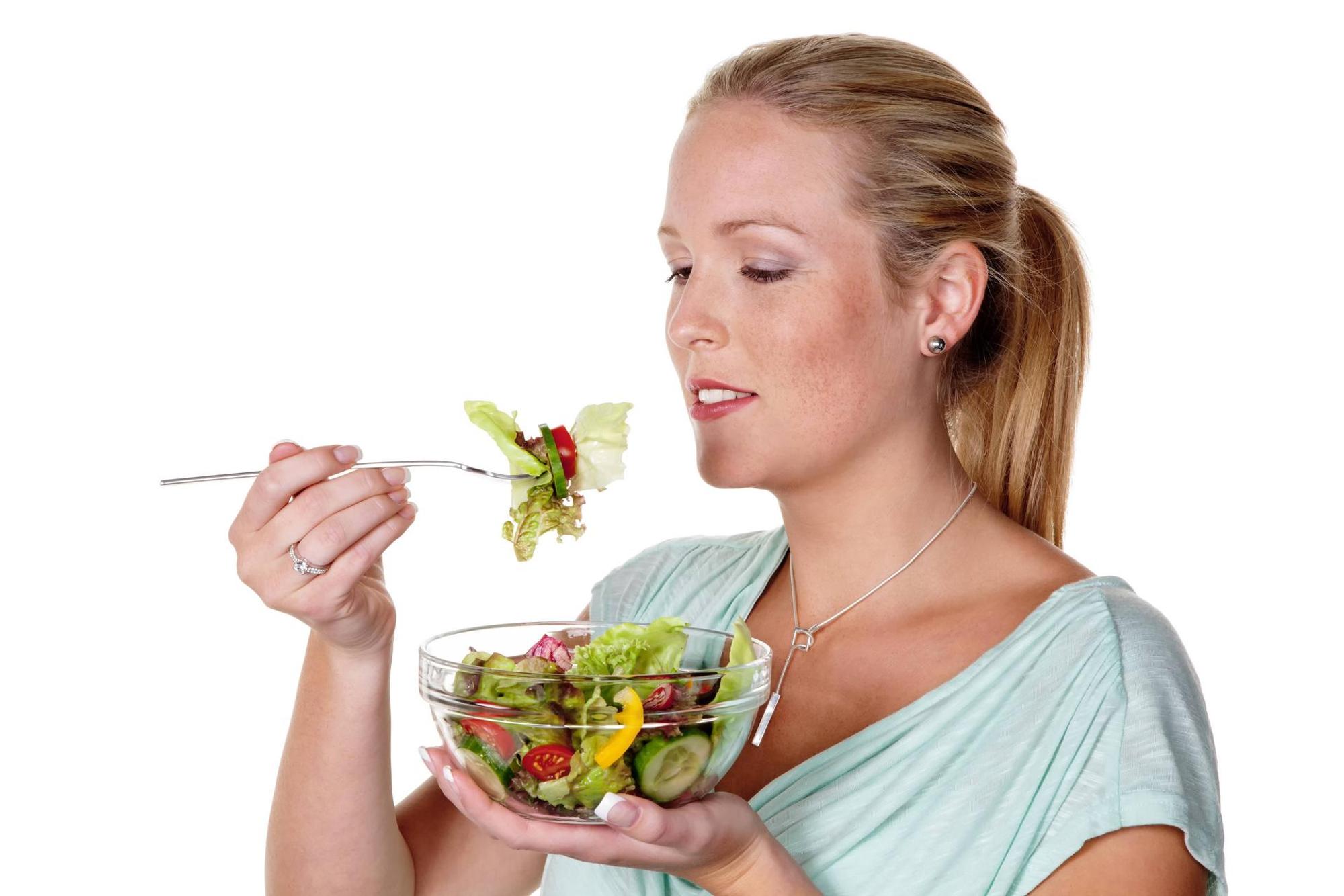 Frau_isst_Salat