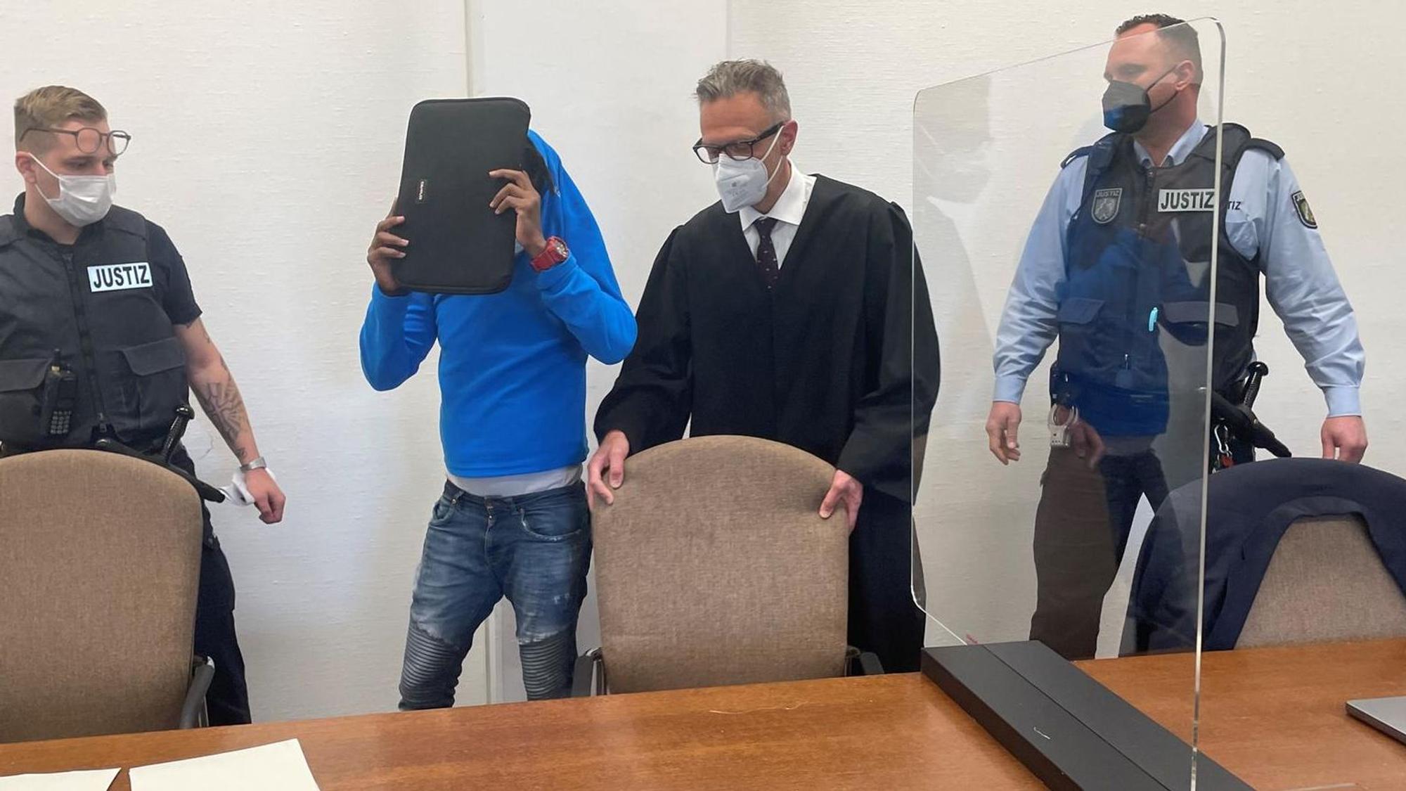 Der Angeklagte mit seinem Verteidiger Sebastian Schölzel beim Prozessauftakt im Landgericht Köln.