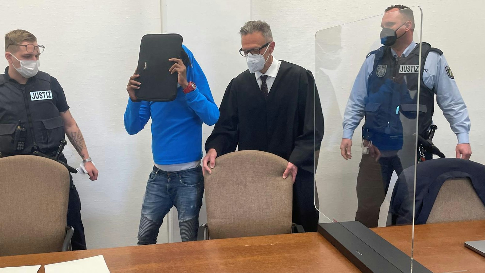 Der Angeklagte mit seinem Verteidiger Sebastian Schölzel beim Prozessauftakt im Landgericht Köln.