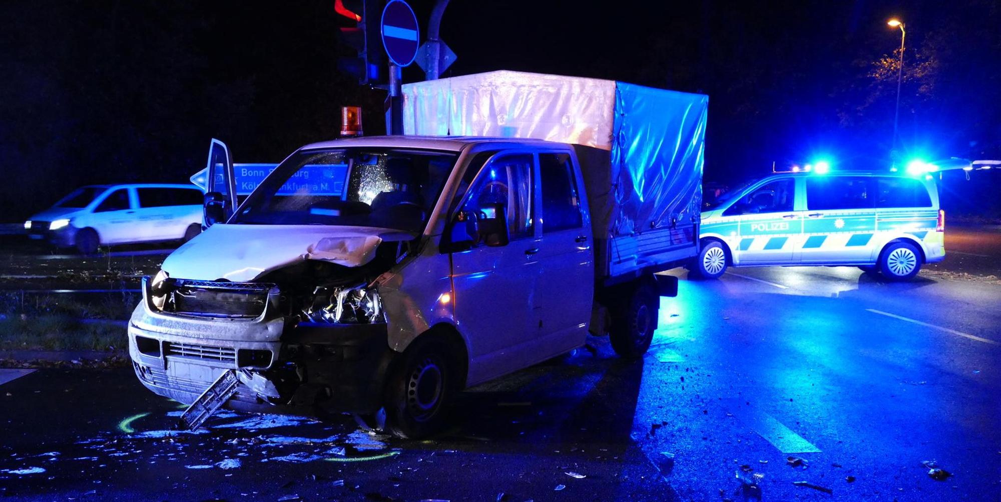 Unfall Hennef Transporter 261022