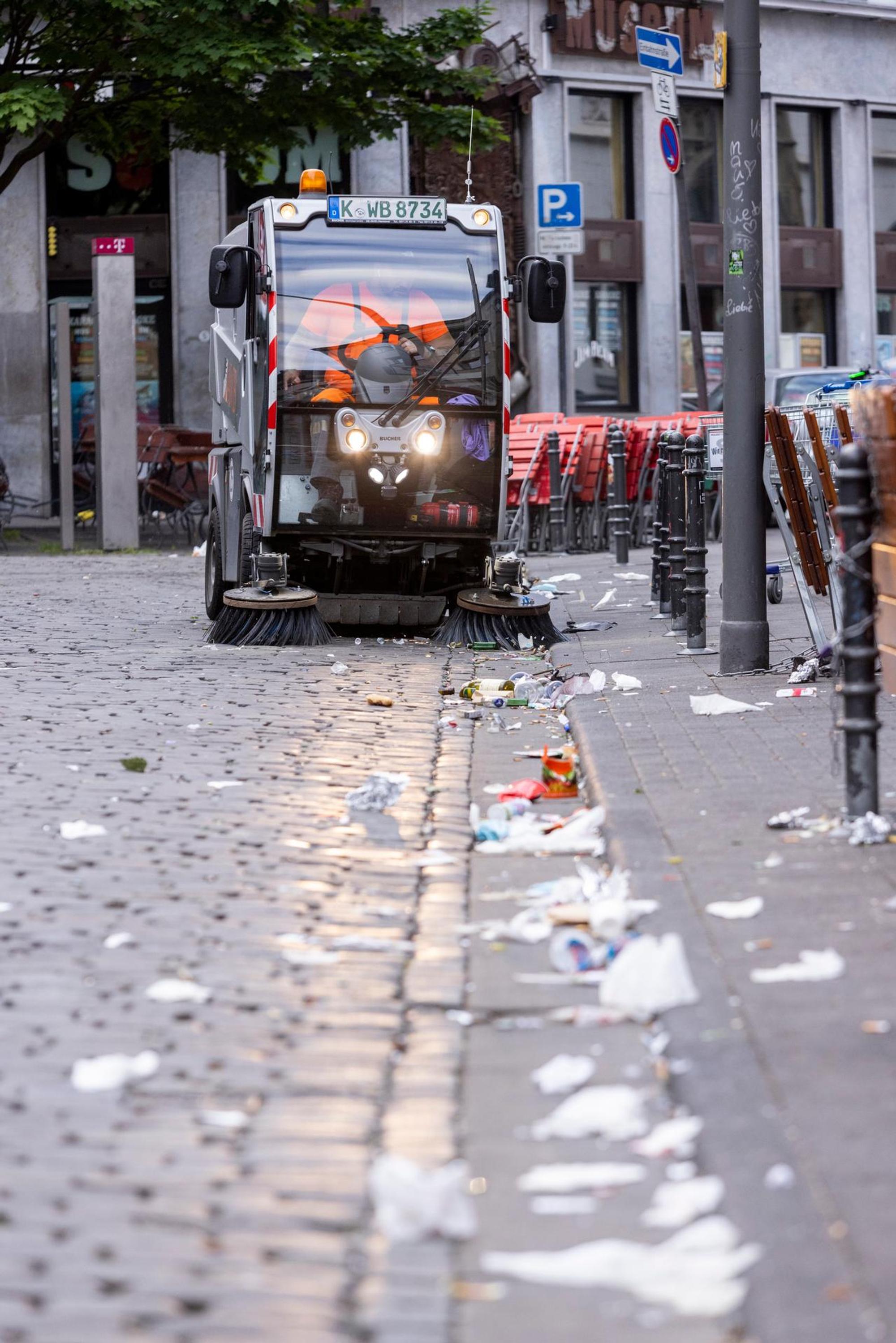 Die AWB beseitigt Müll auf dem Zülpicher Platz.