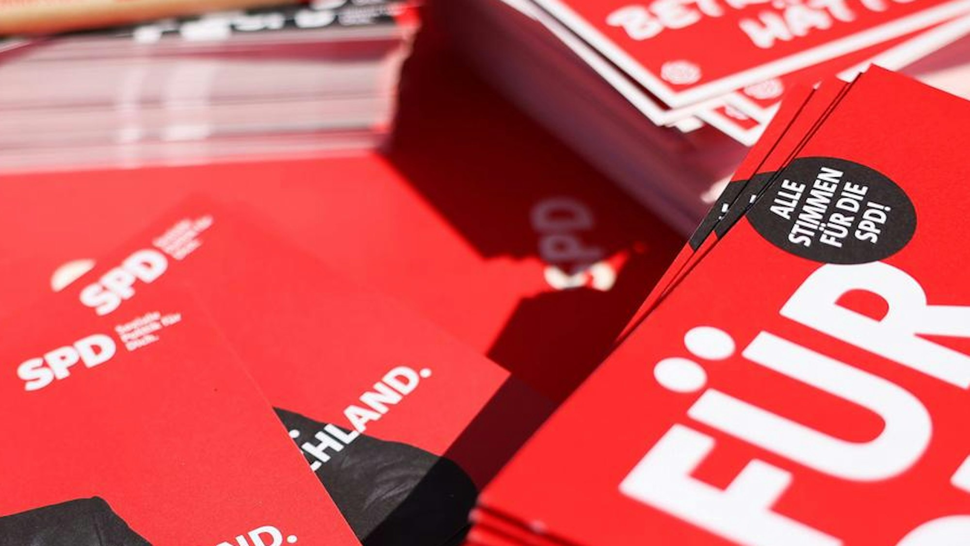 Wahlwerbung liegt auf einem Tisch.