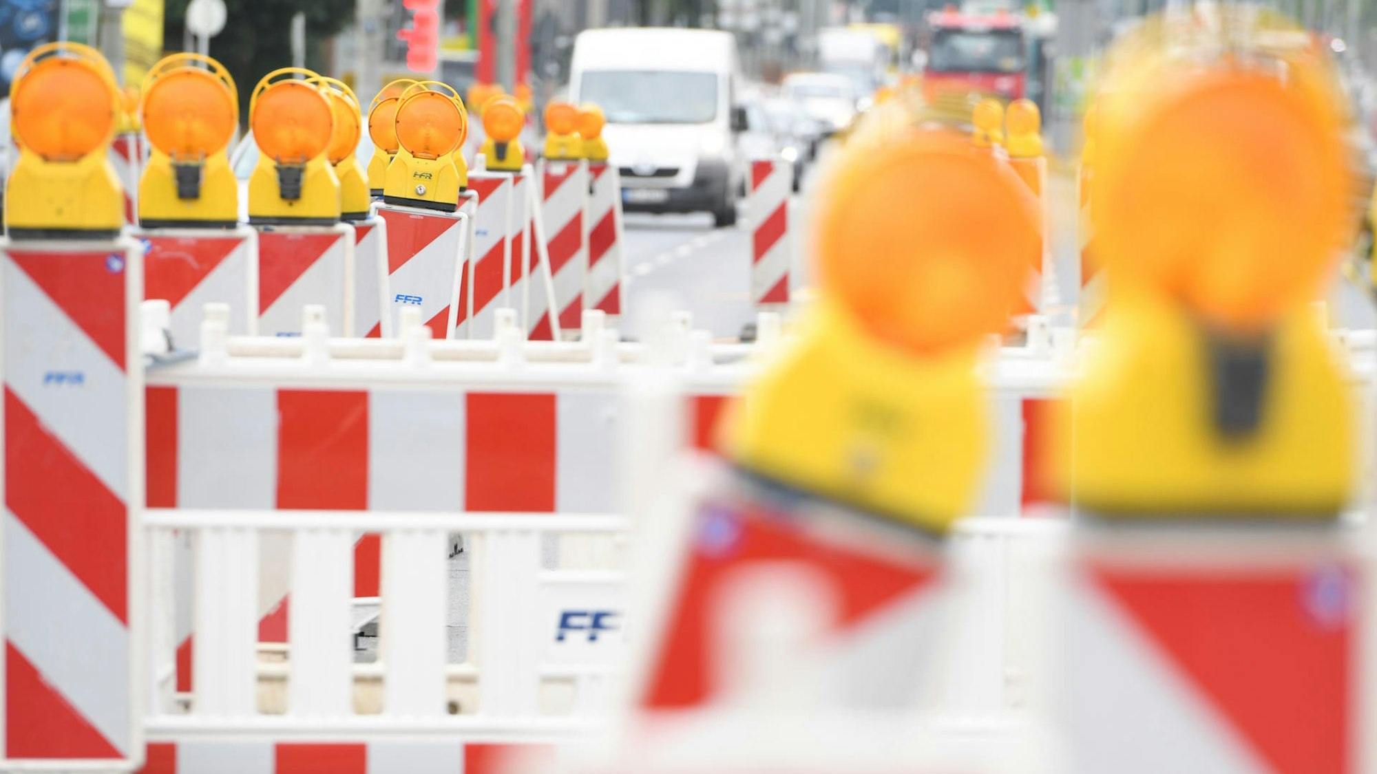 Baustellenabsperrungen auf einem Symbolbild