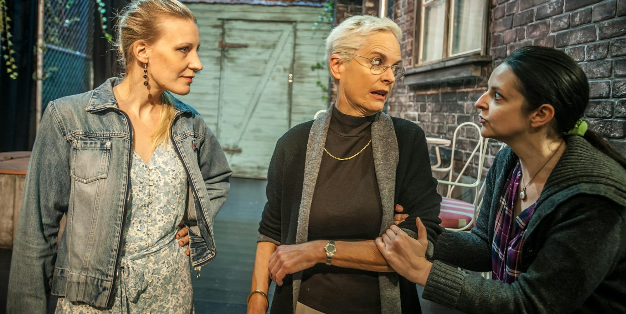 Falsche Schlange Theater Lev