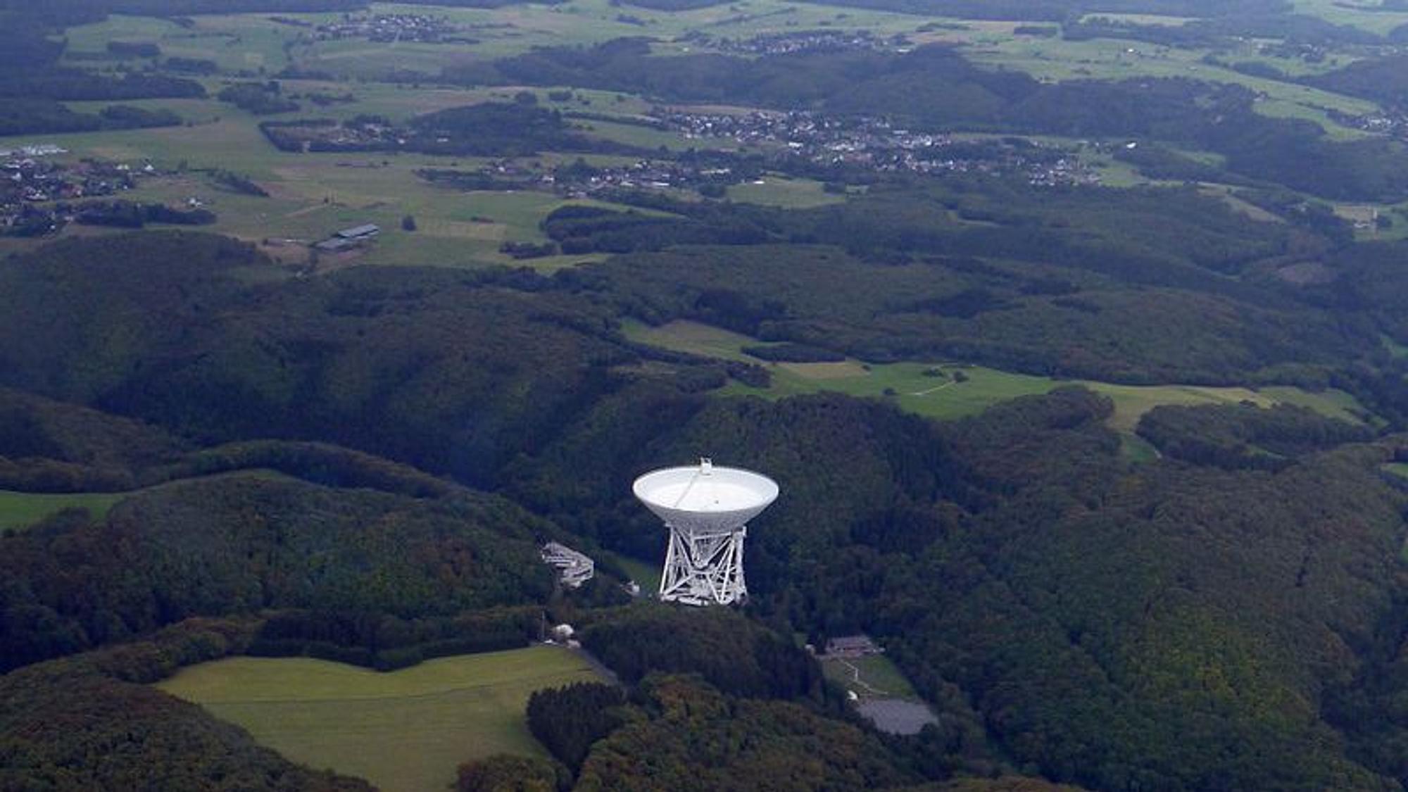 Wiki CC0 ADwarf Radioteleskop_Effelsberg_Luft_02