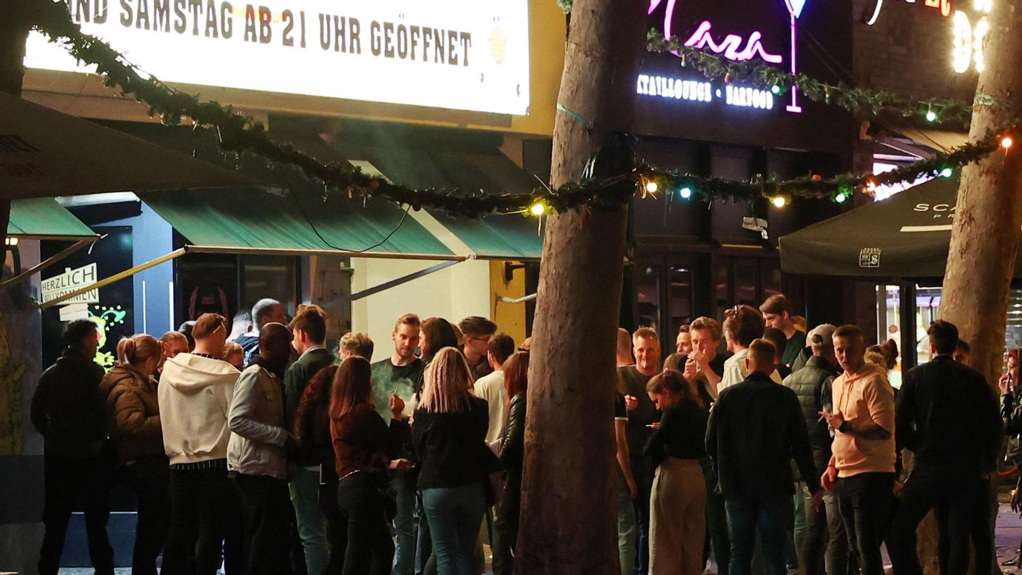 Vor der Klapsmühle auf den Ringen feiern viele Menschen.