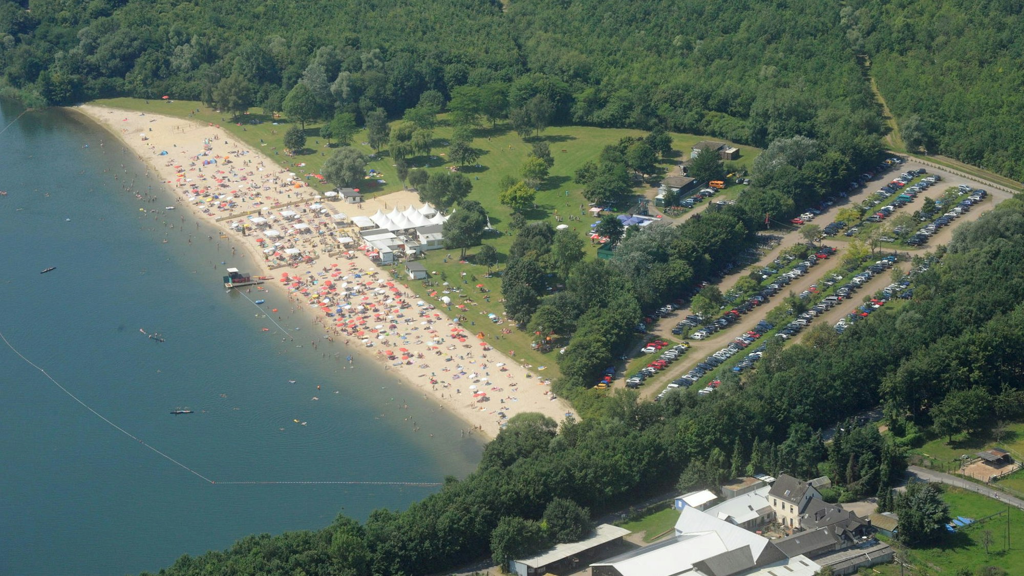 Luftaufnahme von einem See mit Sandstrand