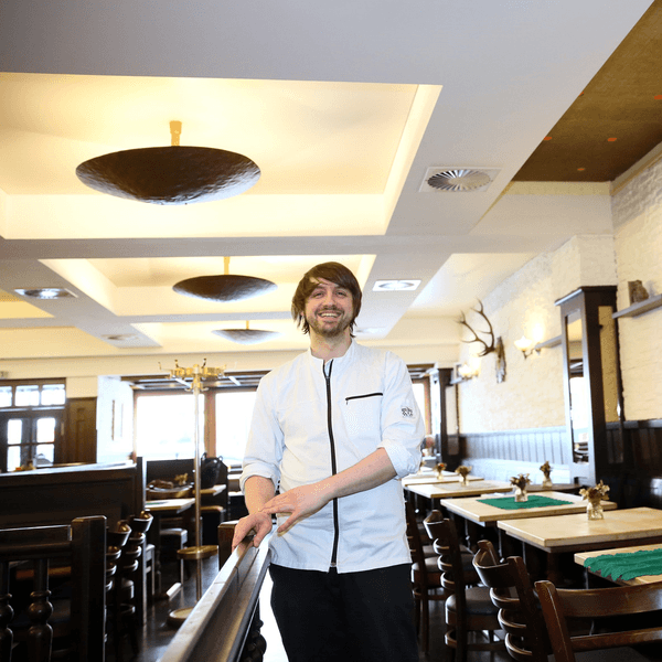 Österreicher Michael Scherz im Gastraum seines Restaurants.